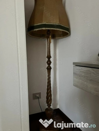 Lampadar vintage, cu picior din lemn de nuc 