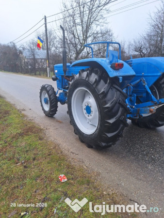 Tractor Universal 550 DT, cutie viteze 2 manete, 3 trepte pe reductor 
