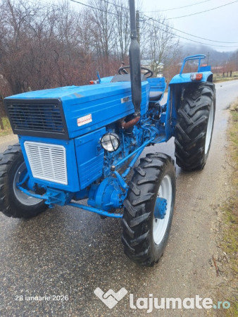 Tractor Universal 550 DT, cutie viteze 2 manete, 3 trepte pe reductor 