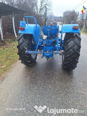 Tractor Universal 550 DT, cutie viteze 2 manete, 3 trepte pe reductor 