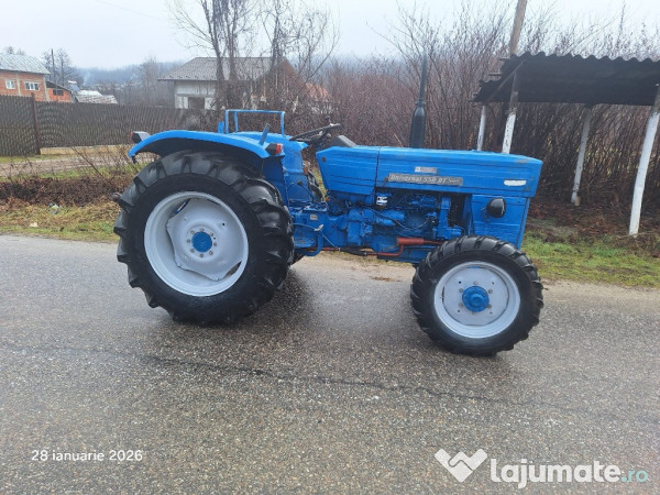 Tractor Universal 550 DT, cutie viteze 2 manete, 3 trepte pe reductor 