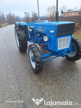 Tractor Universal 550 DT, cutie viteze 2 manete, 3 trepte pe reductor 