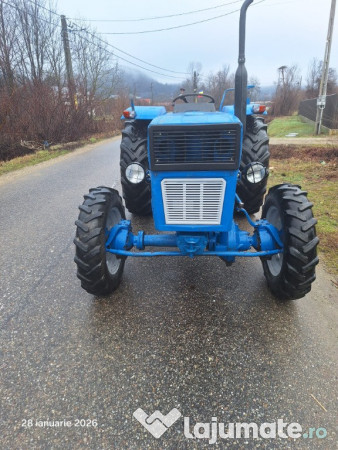 Tractor Universal 550 DT, cutie viteze 2 manete, 3 trepte pe reductor 