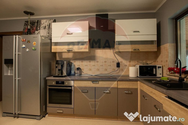 Casă / Vilă cu 5 camere de vânzare 