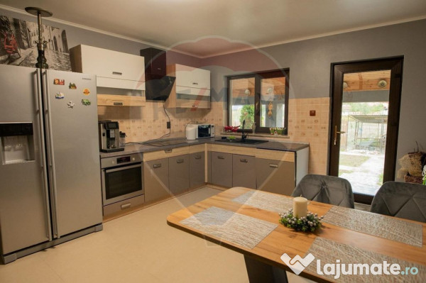 Casă / Vilă cu 5 camere de vânzare 