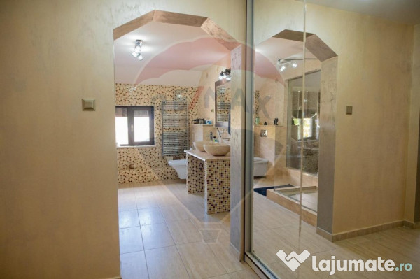 Casă / Vilă cu 5 camere de vânzare 