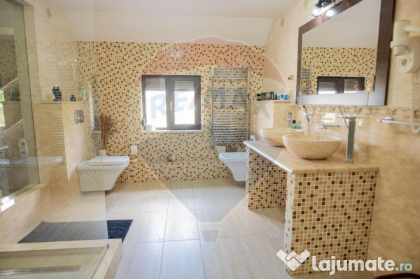 Casă / Vilă cu 5 camere de vânzare 