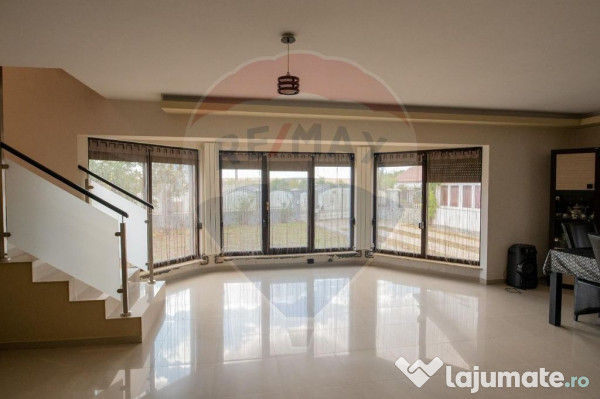 Casă / Vilă cu 5 camere de vânzare 