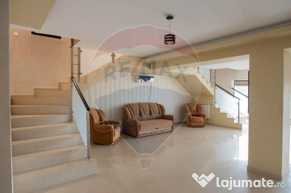 Casă / Vilă cu 5 camere de vânzare 