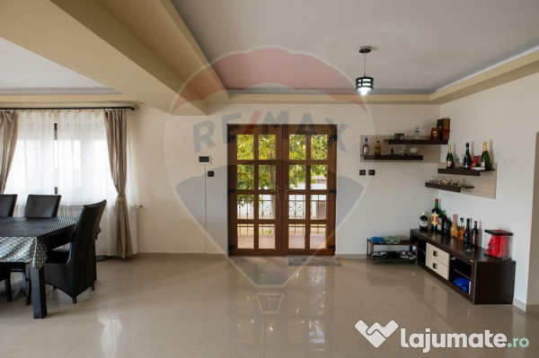 Casă / Vilă cu 5 camere de vânzare 