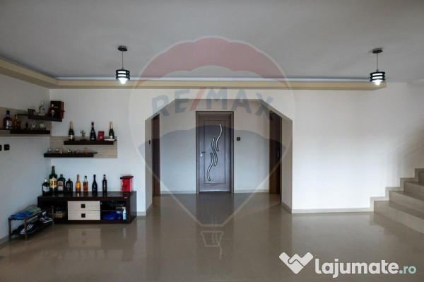 Casă / Vilă cu 5 camere de vânzare 