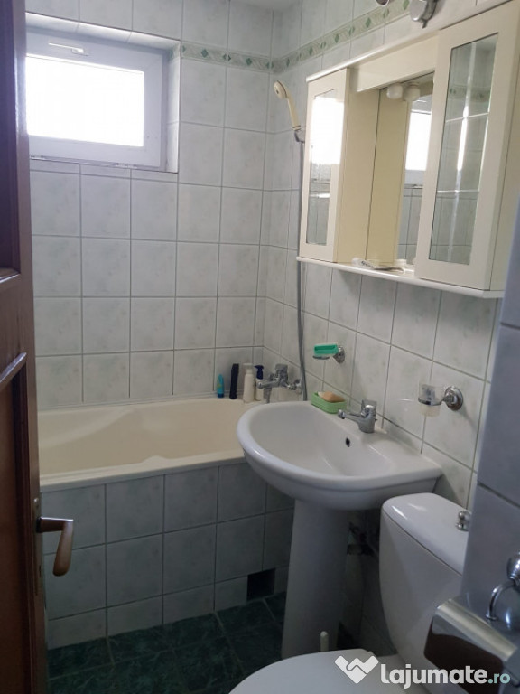 Apartament cu 3 camere in zona CIRESICA 