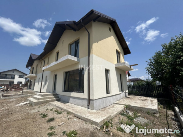 Casa de vanzare cu 4 camere, situata intre case, zona Popas