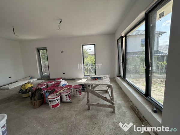 Casa de vanzare cu 4 camere, situata intre case, zona Popas