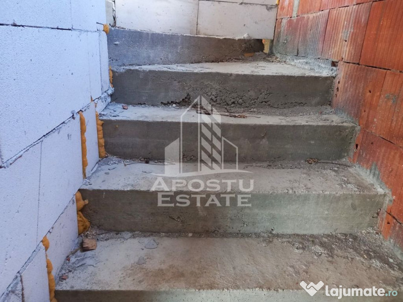 Vila, la rosu, de vanzare, in Sofronea, jud. Arad.