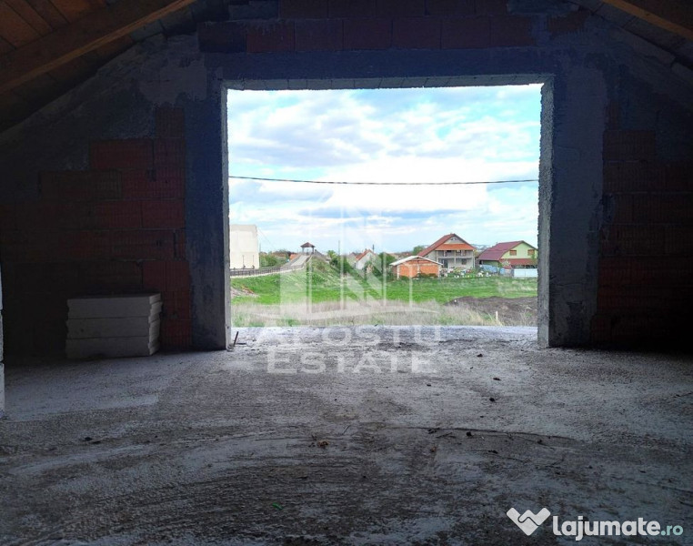 Vila, la rosu, de vanzare, in Sofronea, jud. Arad.