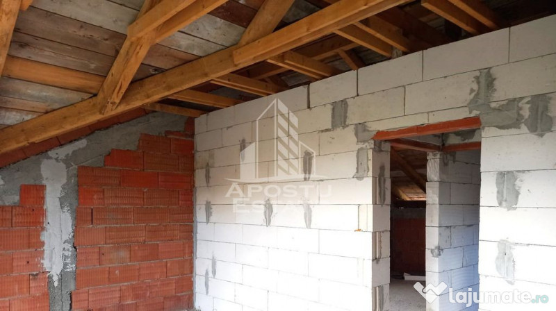 Vila, la rosu, de vanzare, in Sofronea, jud. Arad.