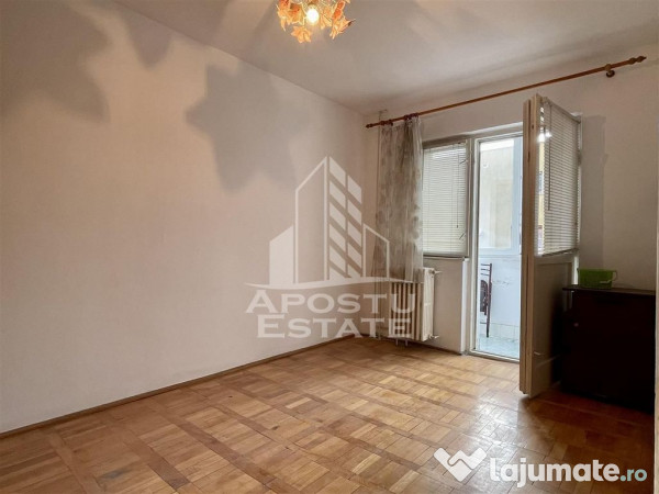 Apartament trei camere decomandat etaj intermediar 