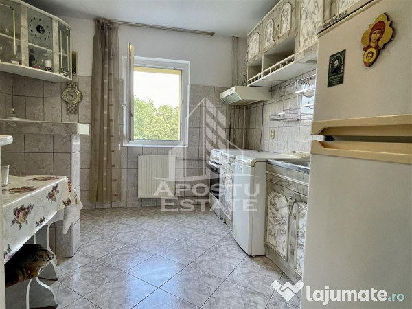 Apartament trei camere decomandat etaj intermediar 