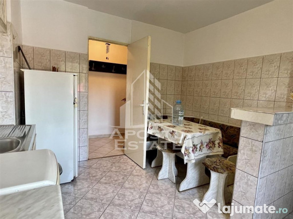 Apartament trei camere decomandat etaj intermediar 