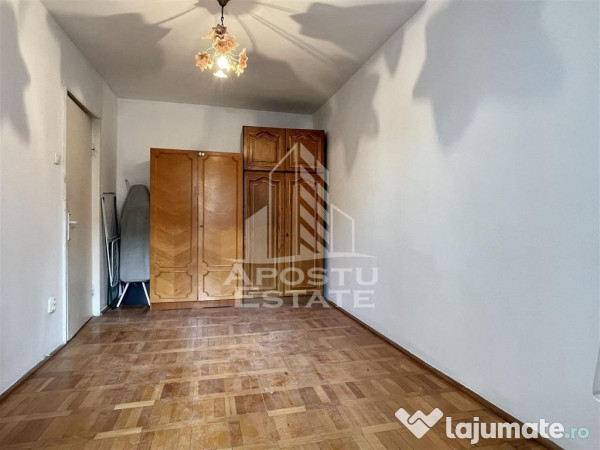 Apartament trei camere decomandat etaj intermediar 