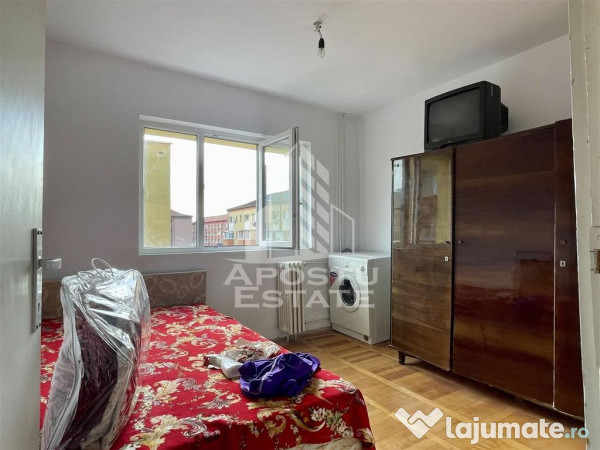 Apartament trei camere decomandat etaj intermediar 