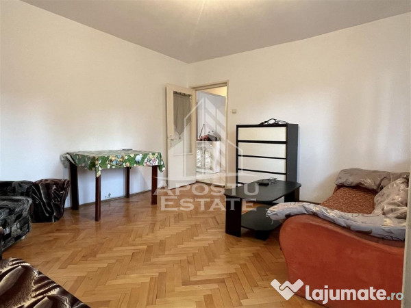 Apartament trei camere decomandat etaj intermediar 