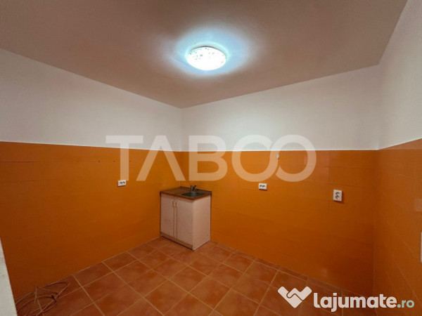 Garsoniera de vanzare etaj intermediar 45 mpu balcon Sibiu 