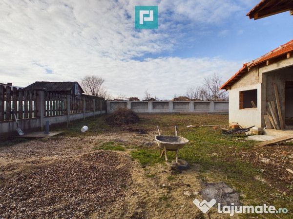 Casă cu 4 camere + anexe în Șofronea