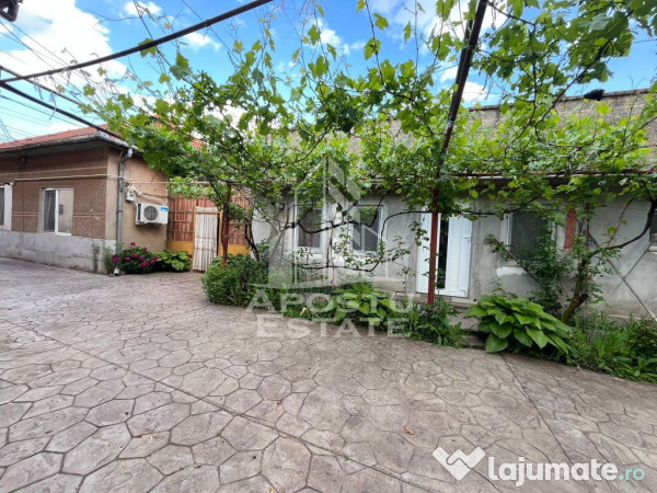 Casa individuala,3 camere, 2 bai, acces auto, garaj,teren...