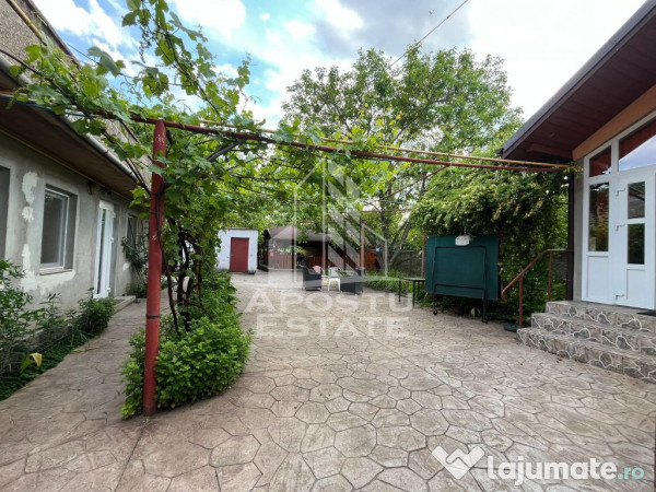 Casa individuala,3 camere, 2 bai, acces auto, garaj,teren...