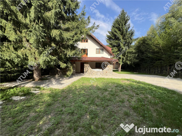 Cabana cu 7 camere 7 bai si teren 1000 mp in Avrig zona Mlac 