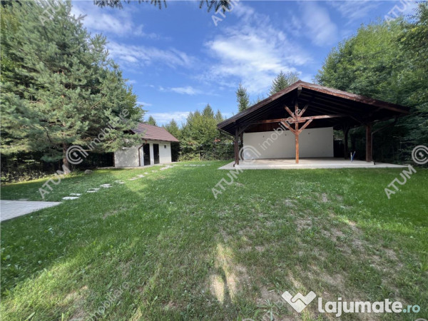 Cabana cu 7 camere 7 bai si teren 1000 mp in Avrig zona Mlac 