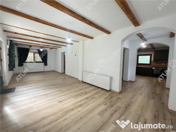 Cabana cu 7 camere 7 bai si teren 1000 mp in Avrig zona Mlac 