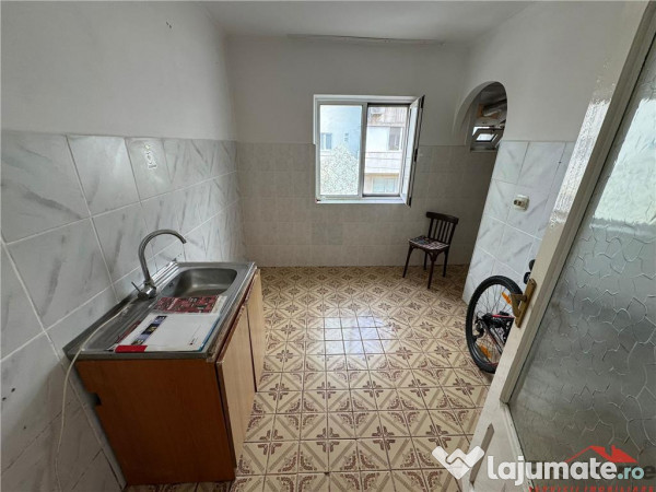 Apartament 3 camere, etaj 1 , 80mp in Campineanca 