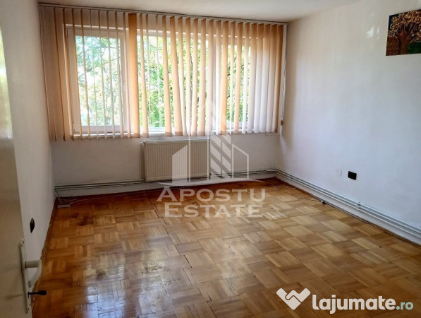 Apartament cu 3 camere, etajul 2 cu lift, zona Spitalului... 