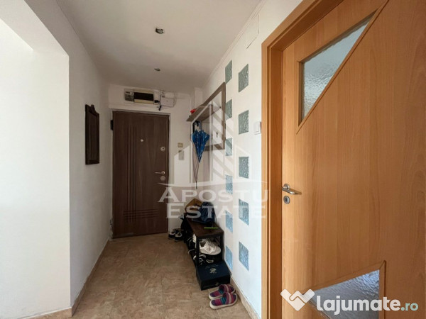 Apartament cu 3 camere, decomandat, centrala proprie, zon...