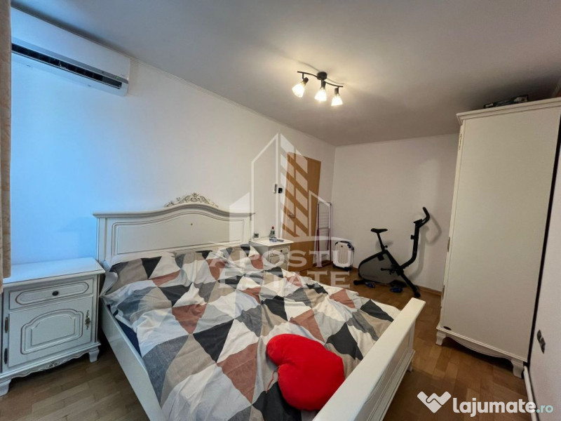 Apartament cu 3 camere, decomandat, centrala proprie, zon...