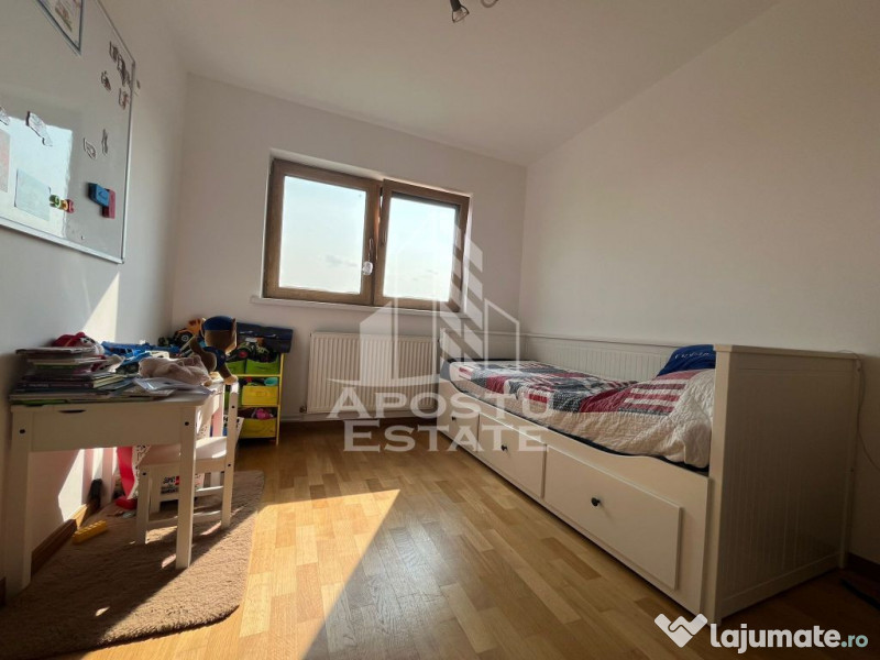 Apartament cu 3 camere, decomandat, centrala proprie, zon...