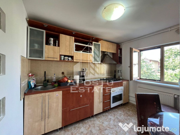 Apartament cu 3 camere, decomandat, centrala proprie, zon...