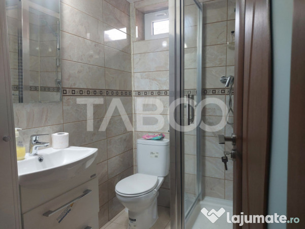 Casa in zona centrala 5 camere 2 bucatarii 3 bai curte comun 