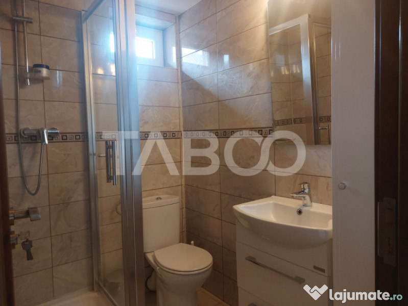 Casa in zona centrala 5 camere 2 bucatarii 3 bai curte comun 