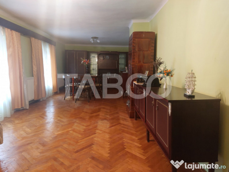 Casa in zona centrala 5 camere 2 bucatarii 3 bai curte comun 