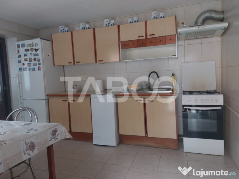 Casa in zona centrala 5 camere 2 bucatarii 3 bai curte comun 