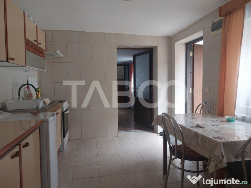 Casa in zona centrala 5 camere 2 bucatarii 3 bai curte comun 