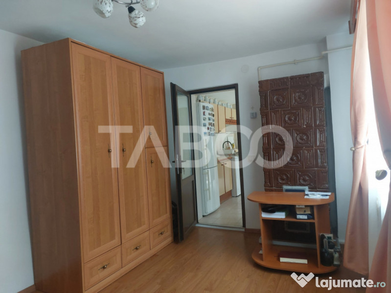 Casa in zona centrala 5 camere 2 bucatarii 3 bai curte comun 