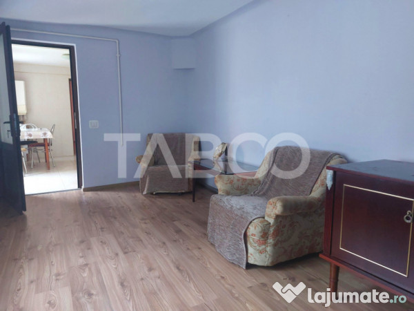 Casa in zona centrala 5 camere 2 bucatarii 3 bai curte comun 