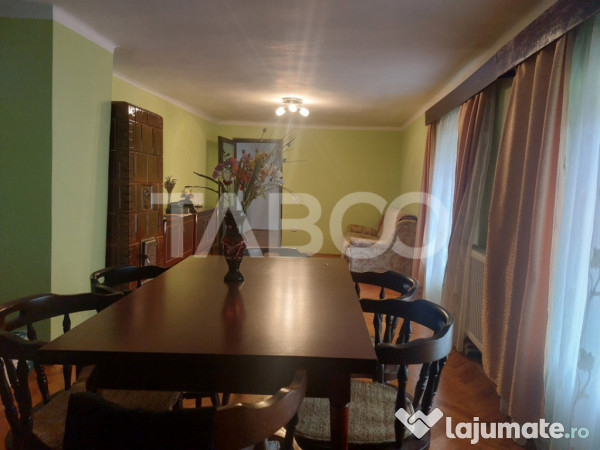 Casa in zona centrala 5 camere 2 bucatarii 3 bai curte comun 