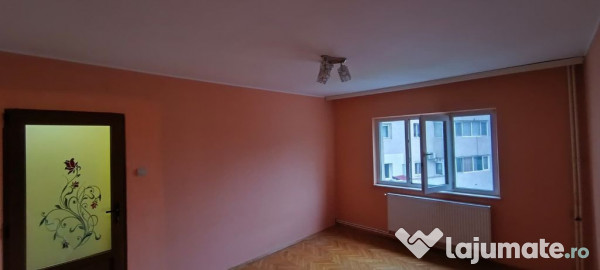 Casa de cultura-apartament 3 camere decomandat cu gaze