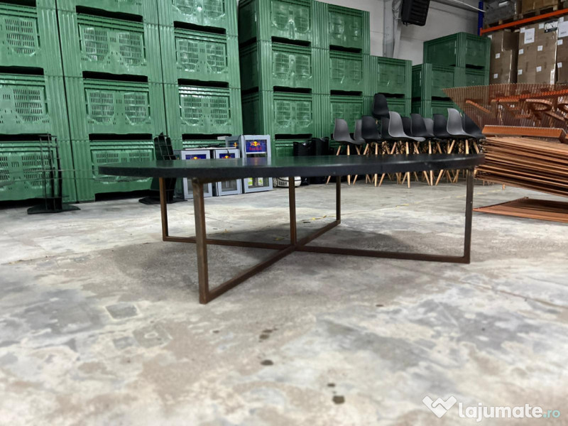 Scenă podium (concert, premiere, prezentare)